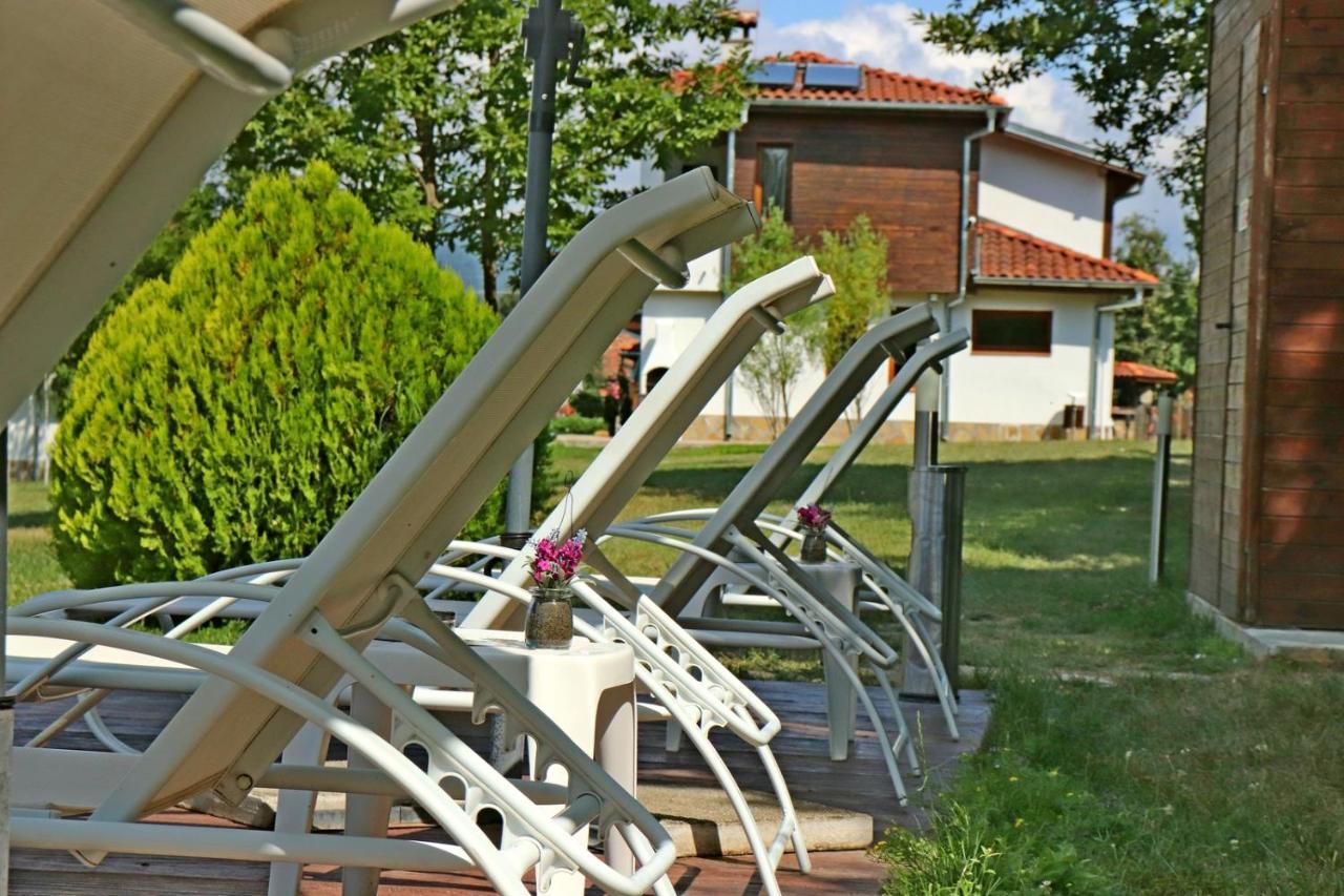 Sinjirite Complex Hotel Elena Bagian luar foto