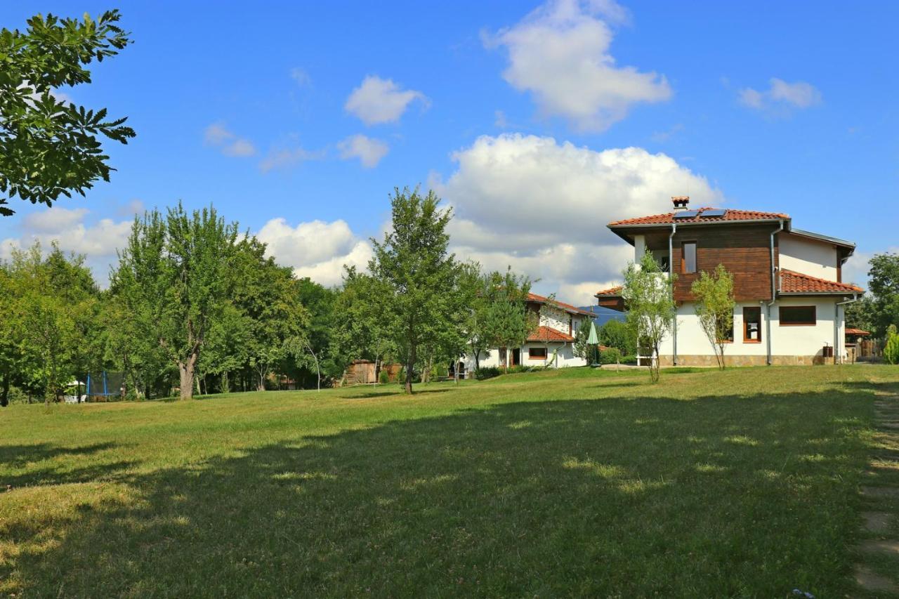 Sinjirite Complex Hotel Elena Bagian luar foto