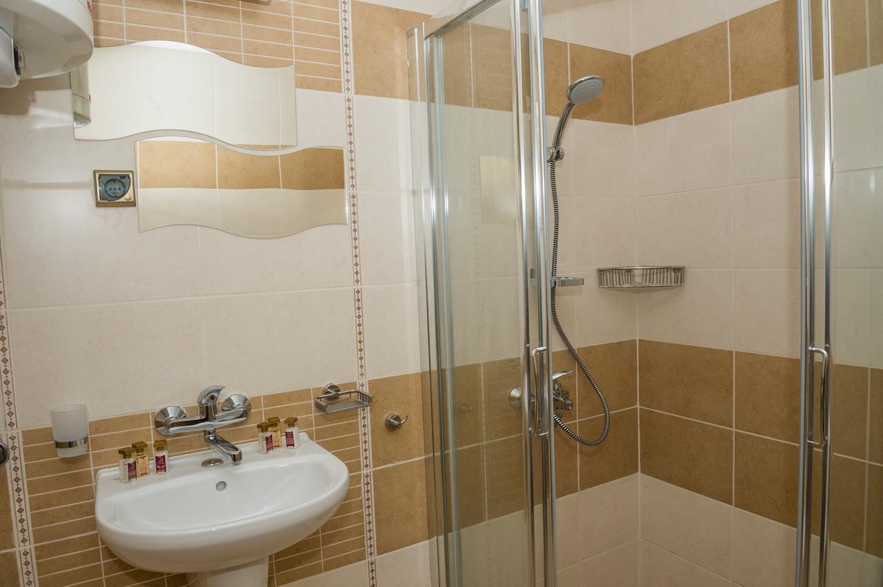 Sinjirite Complex Hotel Elena Bagian luar foto