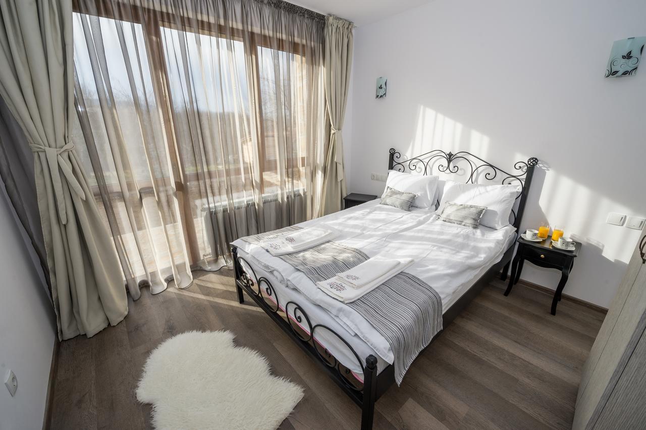 Sinjirite Complex Hotel Elena Bagian luar foto