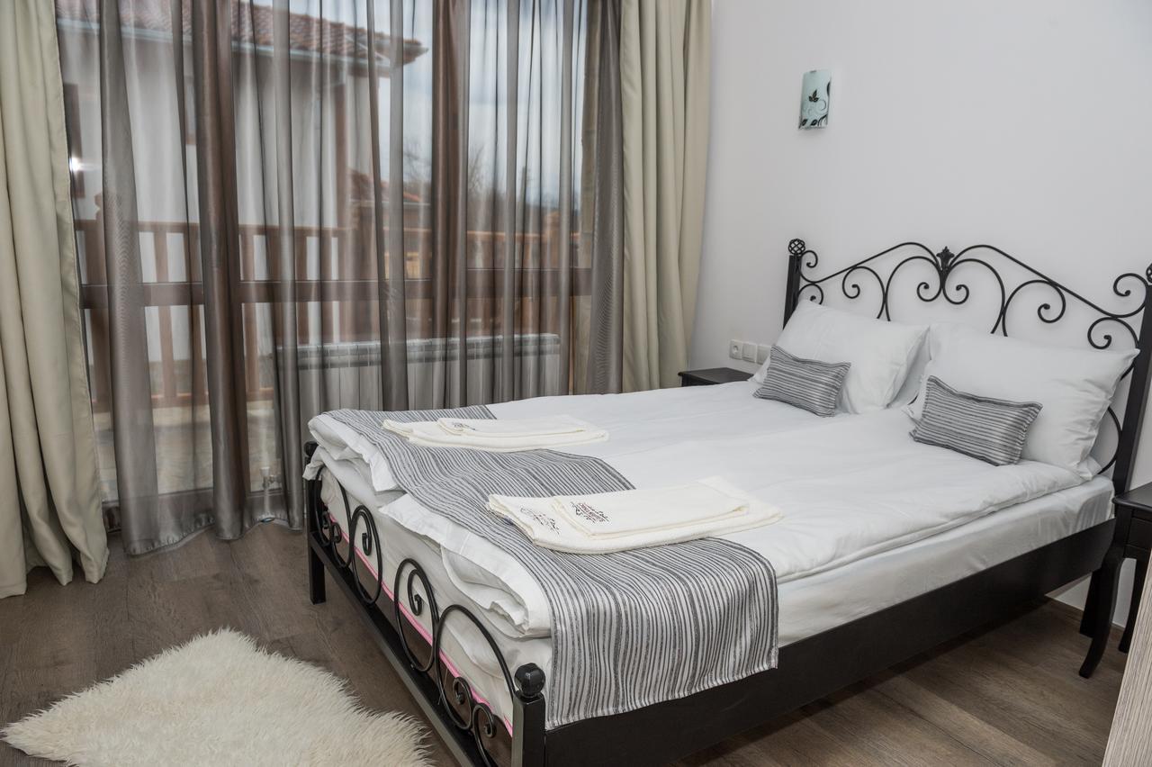 Sinjirite Complex Hotel Elena Bagian luar foto