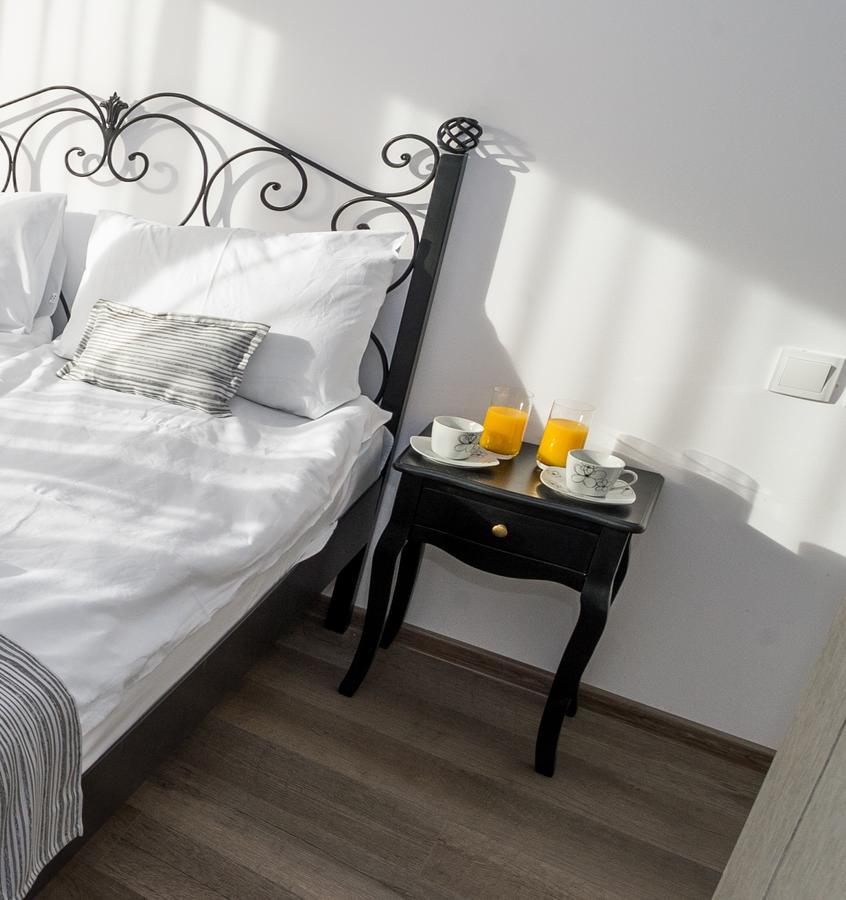 Sinjirite Complex Hotel Elena Bagian luar foto
