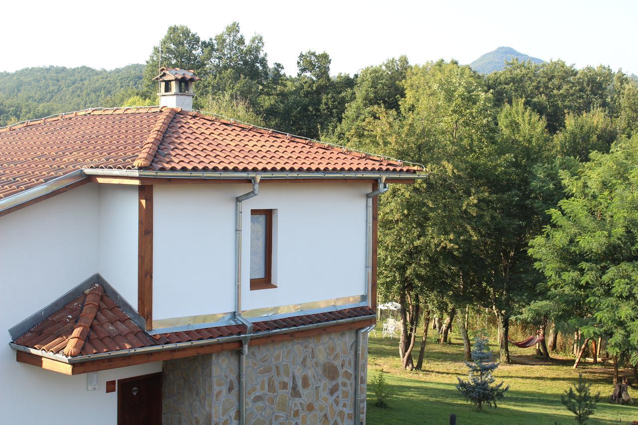 Sinjirite Complex Hotel Elena Bagian luar foto