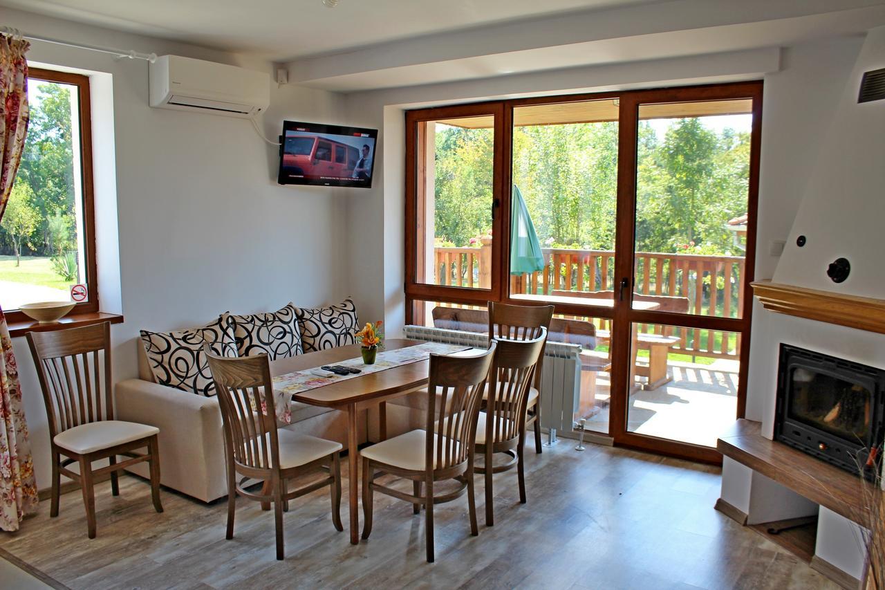 Sinjirite Complex Hotel Elena Bagian luar foto