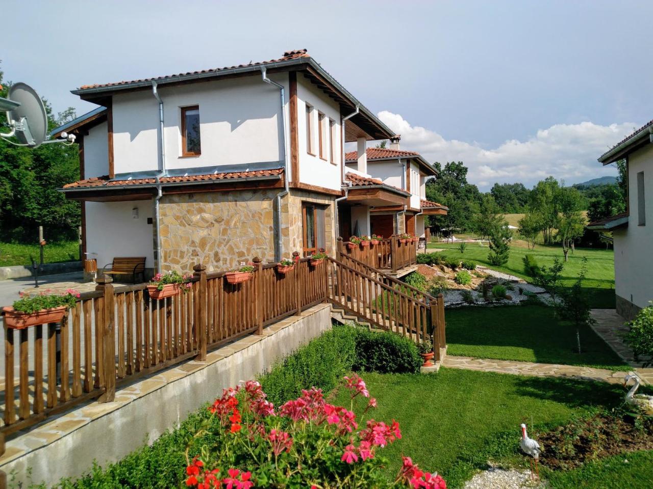 Sinjirite Complex Hotel Elena Bagian luar foto
