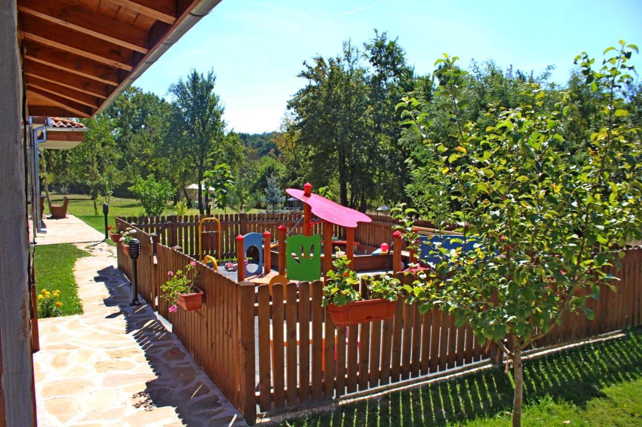 Sinjirite Complex Hotel Elena Bagian luar foto
